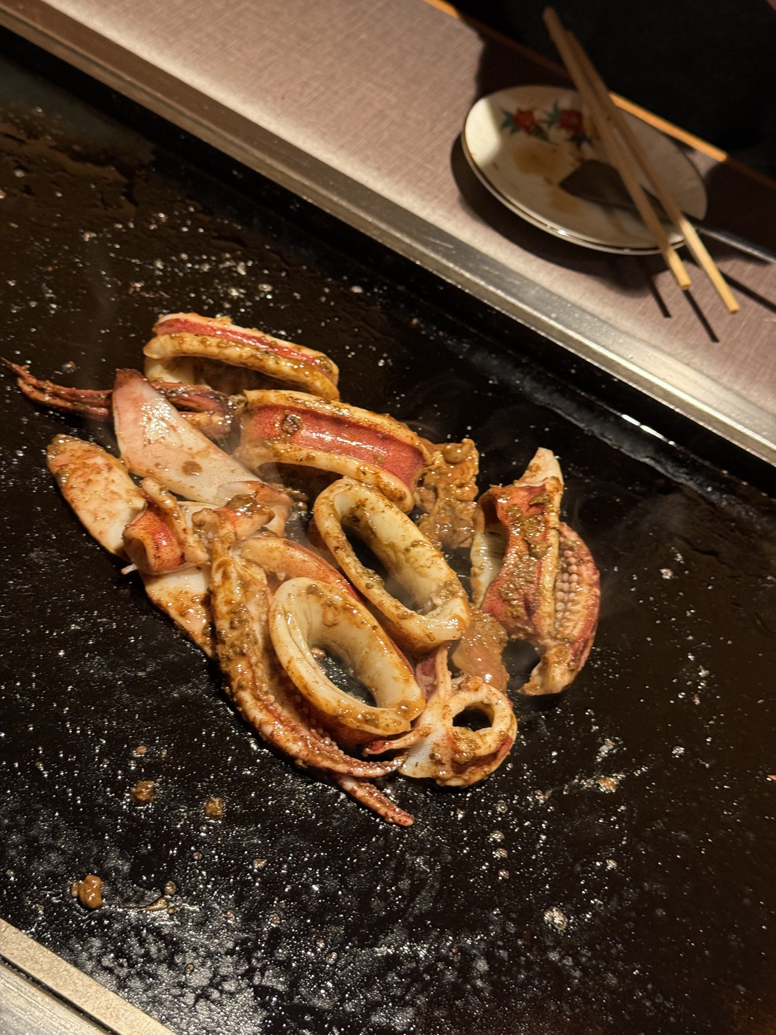 노릇하게 완성된 오징어 통구이 간 버터